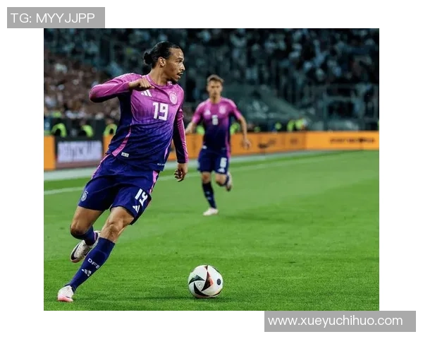 足球球星摇头瞬间引发全场轰动展现独特魅力与激情